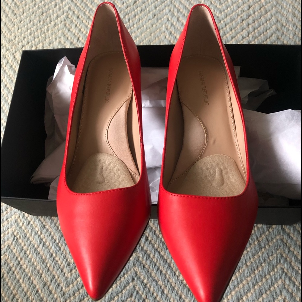 Banana Republic Madison 12-Hour Pump 8M Red
